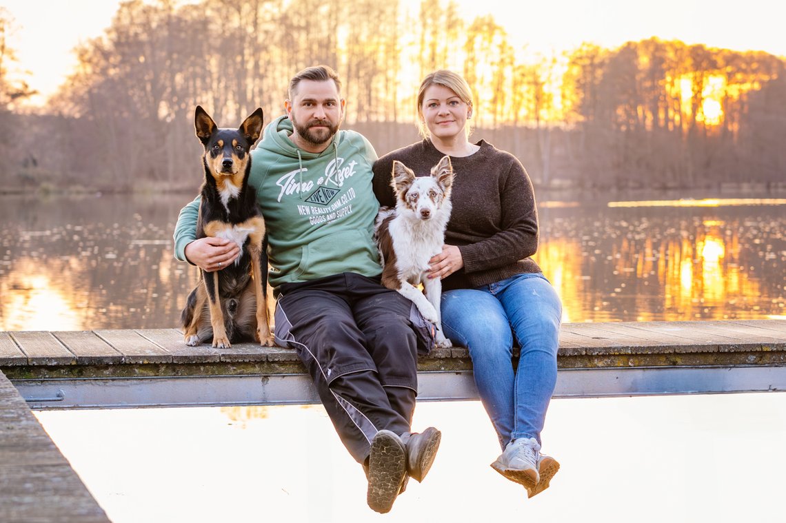Australian Koolie mit Frauchen und Herrchen Abendlicht