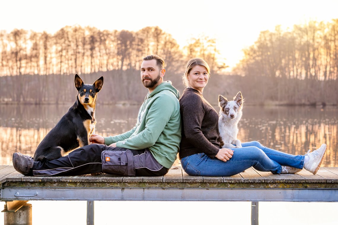 Australian Koolie mit Frauchen und Herrchen Abendlicht