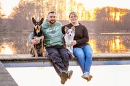 Australian Koolie mit Frauchen und Herrchen Abendlicht