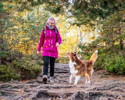 Australian Shepherd und Besitzerin wandern in der Sächsischen Schweiz