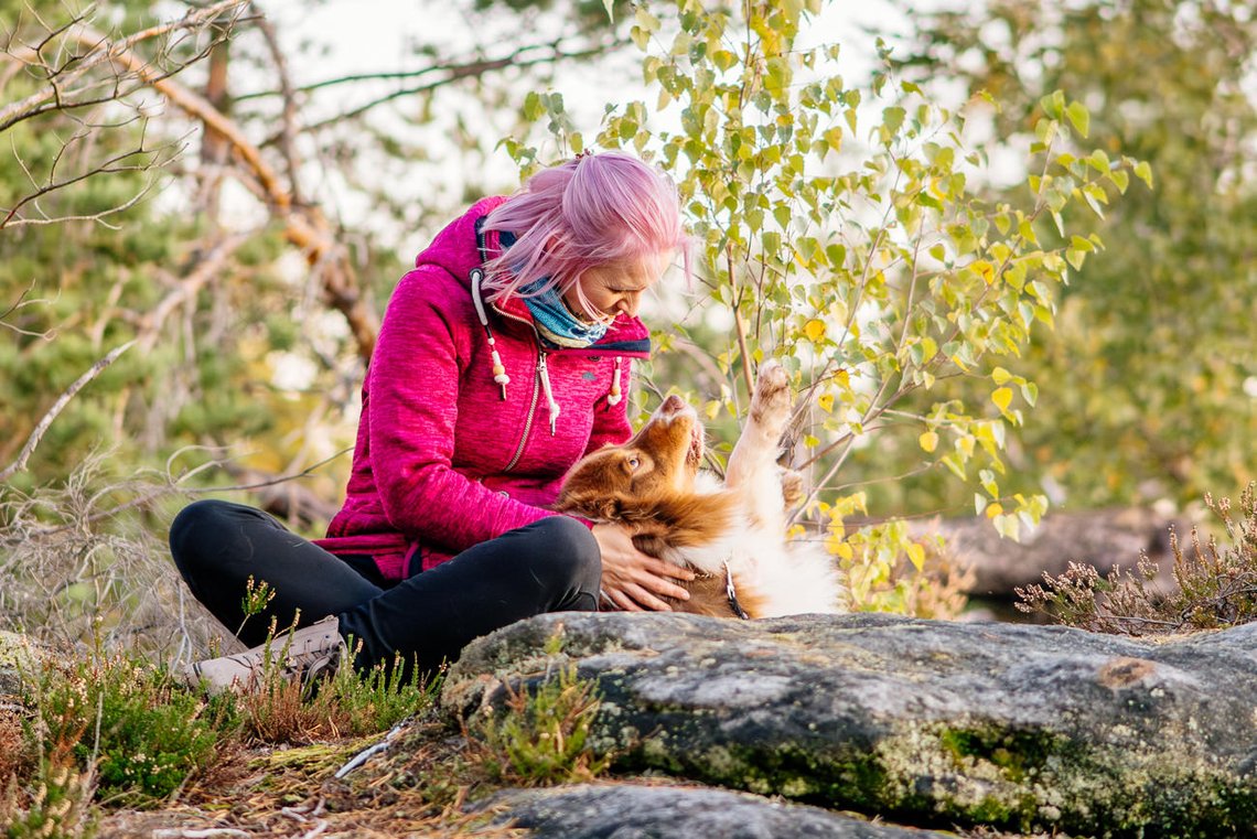 Hund und Frauchens albern bei Pause auf Wanderung