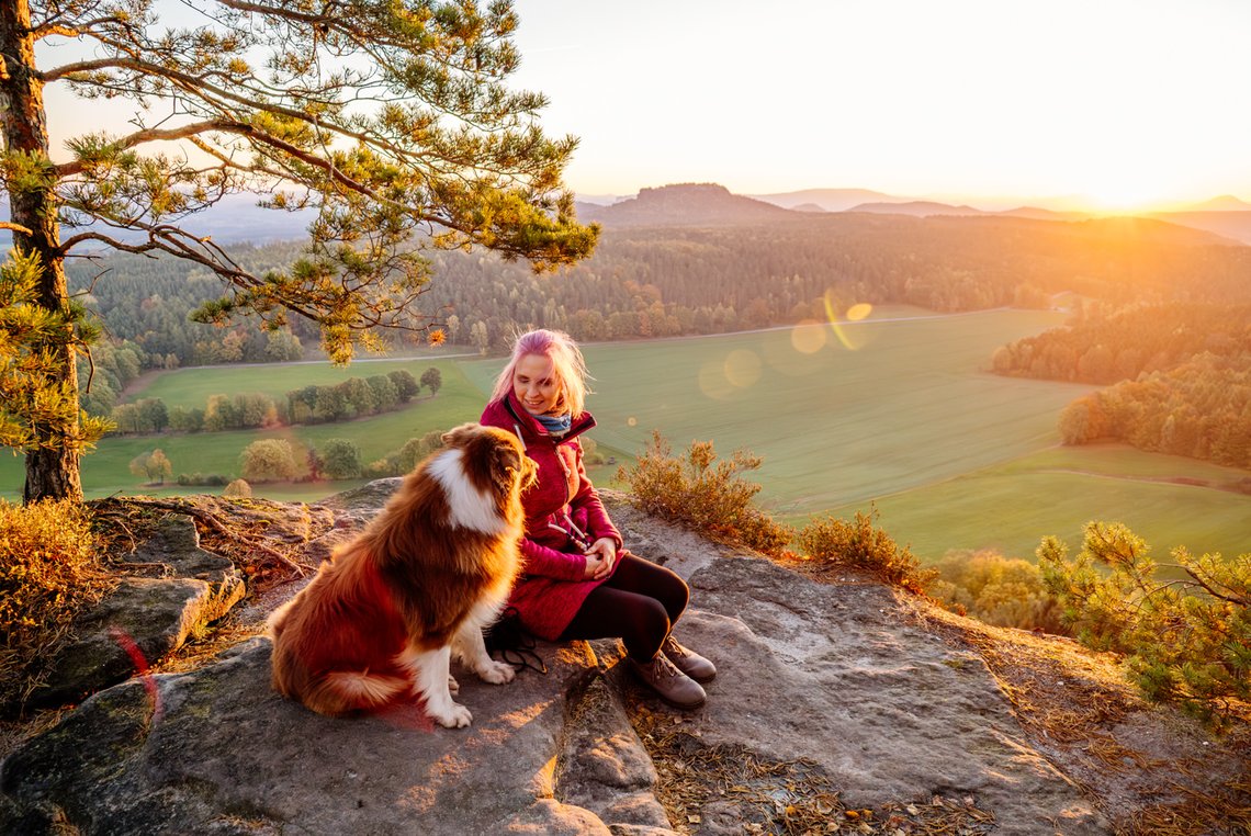 Hund und Frauchen im Sonnenaufgang der Sächsischen Schweiz