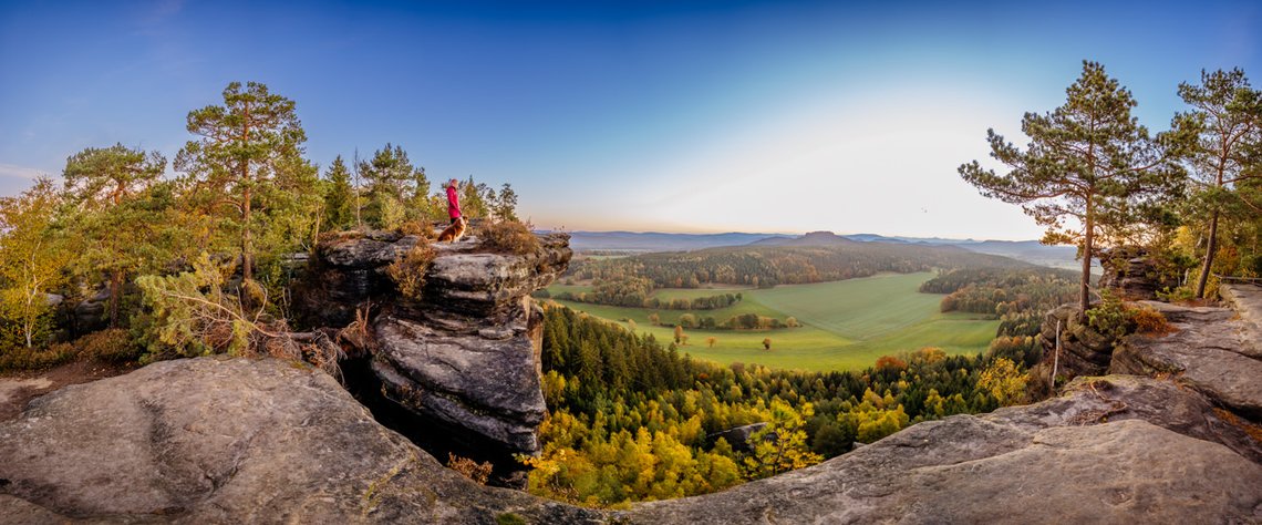 Panorame von Hund und Frauchen in schöner Landschaft des Elbsandsteingebirges