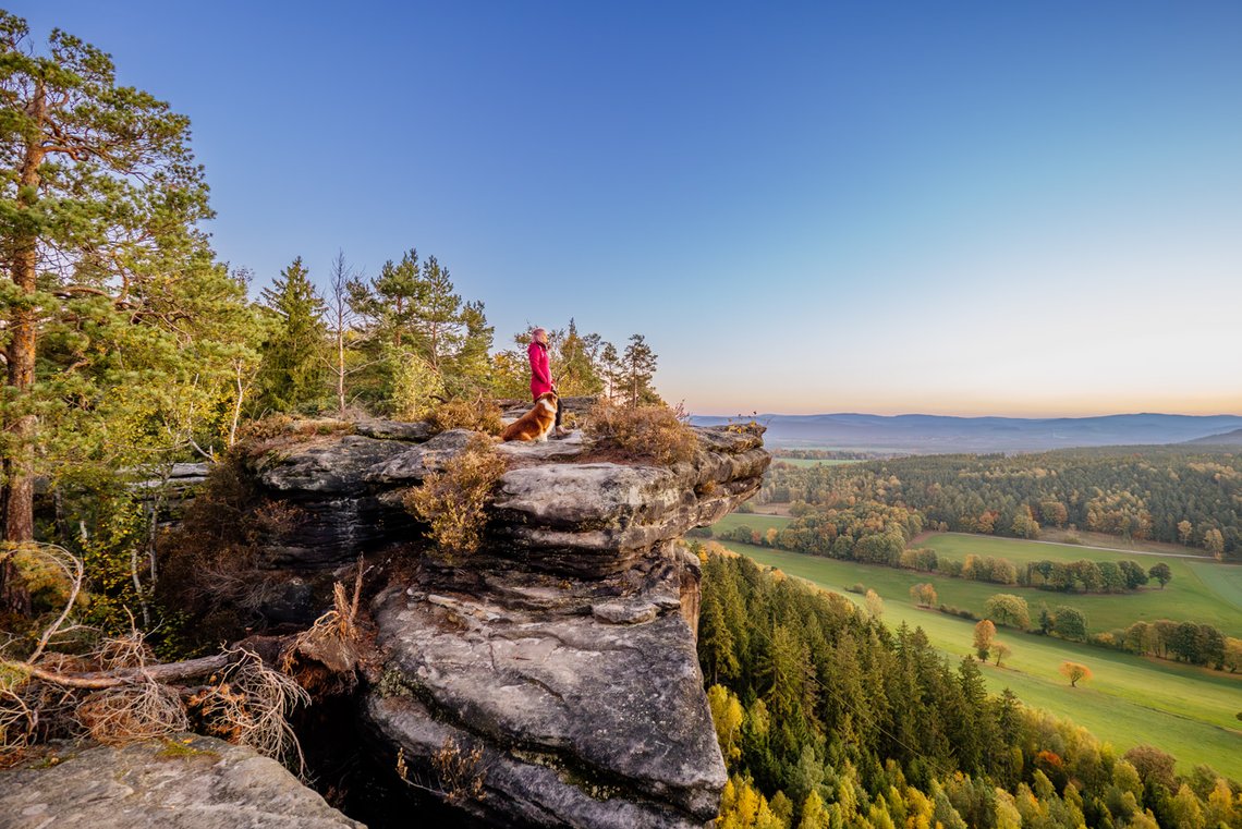 Australian Shepherd und Frauchen auf Gipfel der Sächsischen Schweiz