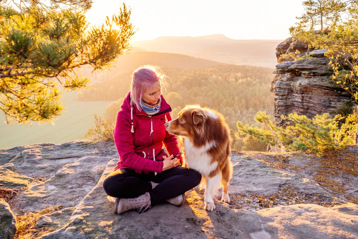 Hund und Mensch in der Sächsischen Schweiz bei Sonnenaufgang