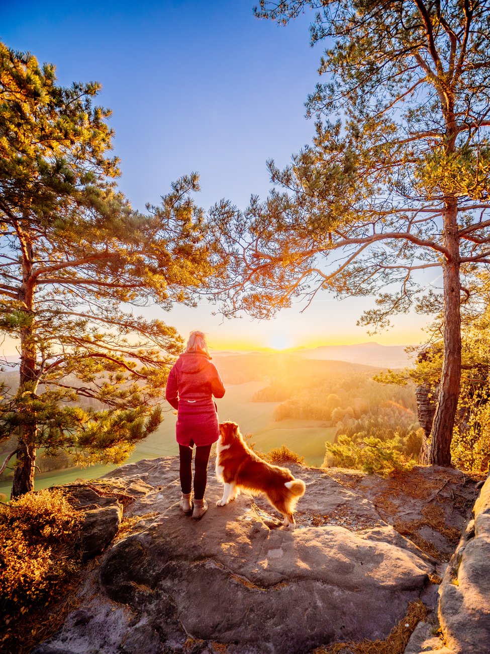 Hund und Mensch in der Sächsischen Schweiz bei Sonnenaufgang