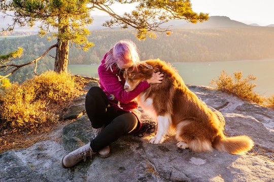 Australian Shepherd und Frauchen kuscheln