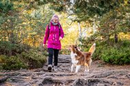 Australian Shepherd und Besitzerin wandern in der Sächsischen Schweiz