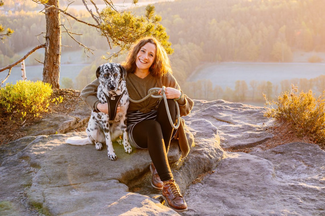Hündin und Frauchen bei Sonnenaufgang in den Bergen Sächsische Schweiz