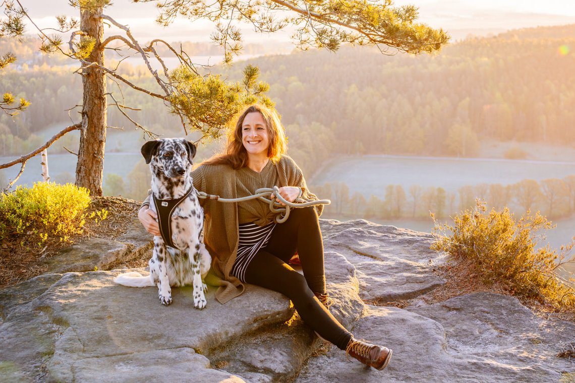 Hündin und Frauchen bei Sonnenaufgang in den Bergen Sächsische Schweiz