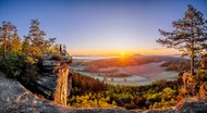 Dalmatiner und Frauchen auf einem Felsvorsprung bei Sonnenaufgang in der Sächsischen Schweiz