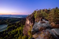 Dalmatiner und Frauchen in der Morgendämmerung im Elbsandsteingebirge