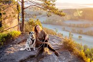 Hündin und Frauchen bei Sonnenaufgang in den Bergen Sächsische Schweiz
