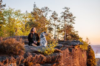 Dalmatiner und Frauchen im Elbsandsteingebirge