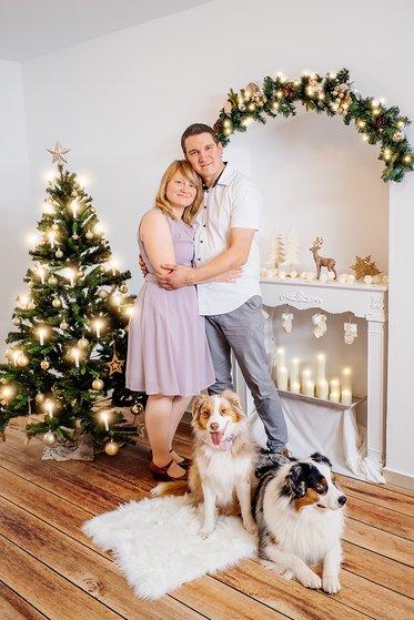 Familienfoto mit Hunden Weihnachten 2022 im Fotostudio Dresden