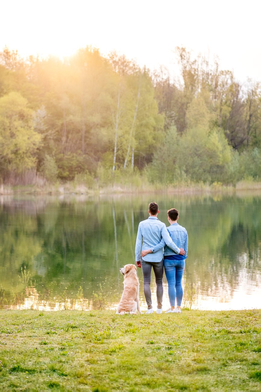 Golden Retriever mit Frauchen und Herrchen am See