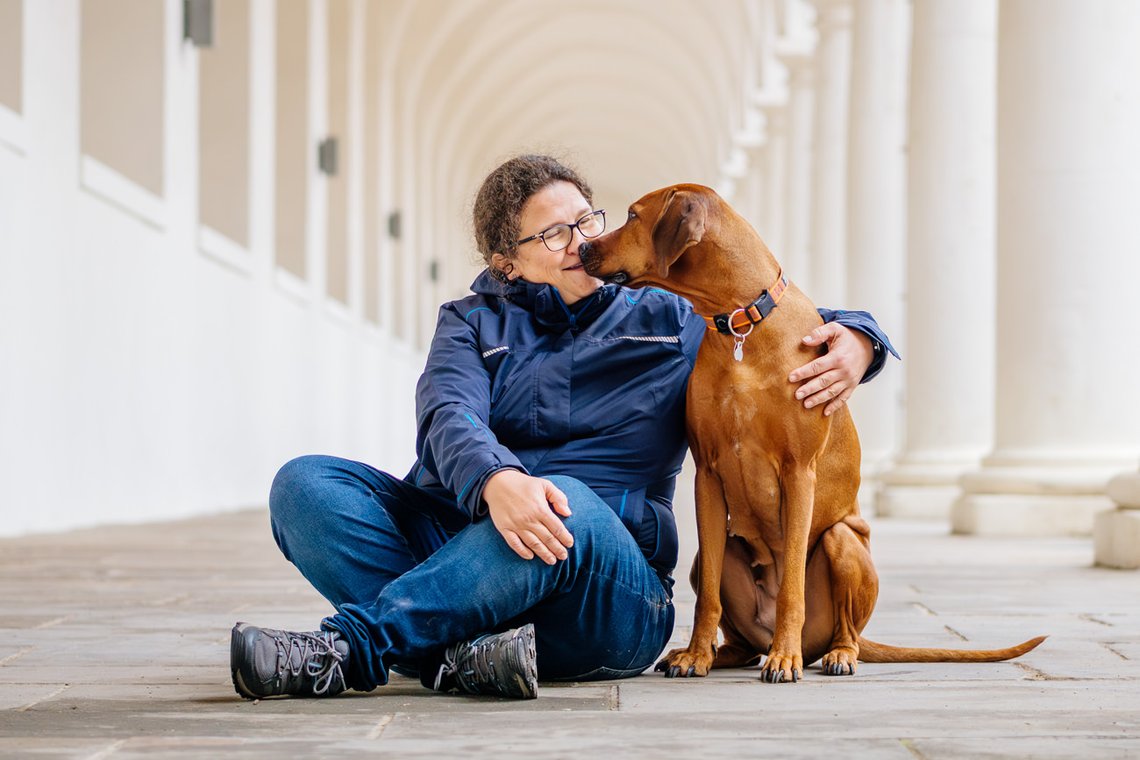 Rhodesian Ridgeback und Frauchen im Stallhof Dresden