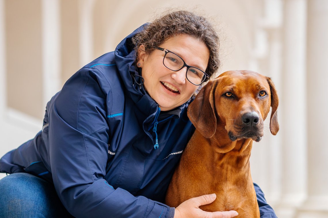 Rhodesian Ridgeback und Frauchen im Stallhof Dresden