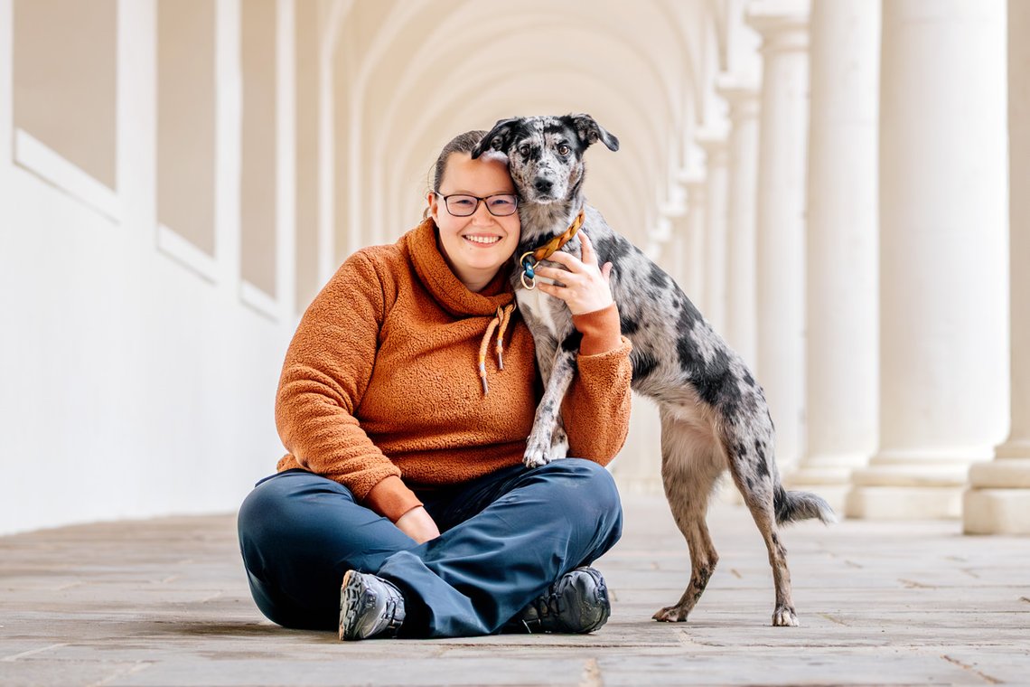 Mischling mit Frauchen im Stallhof Dresden