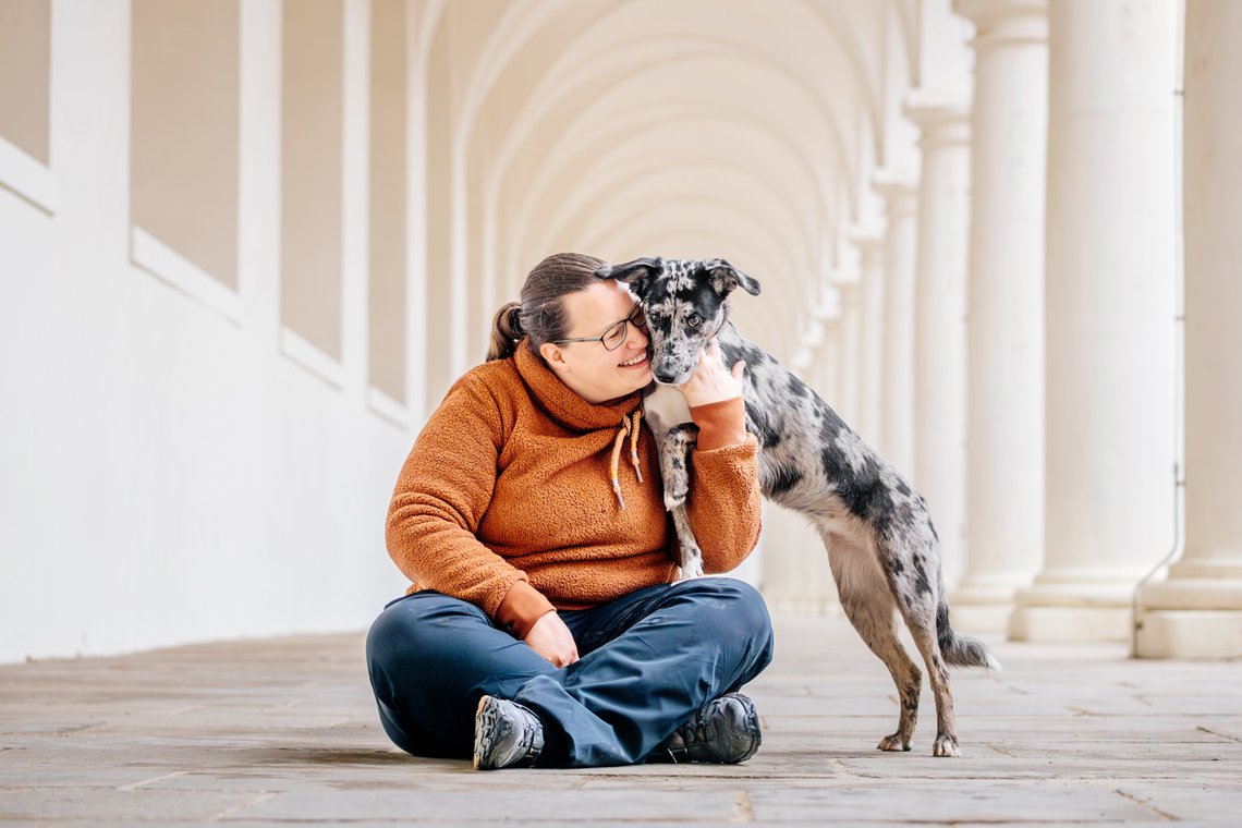 Mischling mit Frauchen im Stallhof Dresden