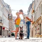 Pärchen mit Australian Kelpie Hund küsst sich in Pirna Hundefotografie Sachsen