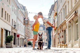 Pärchen mit Australian Kelpie Hund küsst sich in Pirna Hundefotografie Sachsen
