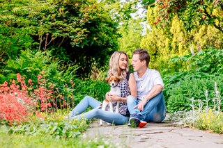 Hundefotoshooting Kooikerhondje Welpe im Blumenmeer mit Frauchen und Herrchen in Dresden
