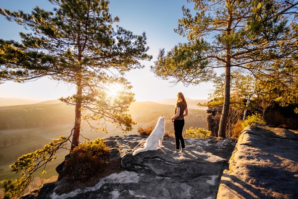 Hund und Frauchen beim Abenteuer Fotoshooting im Sonnenaufgang