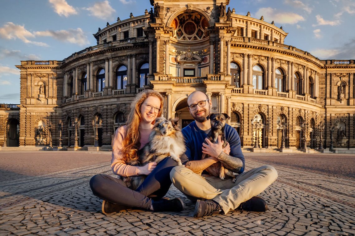 Frauchen und Herrchen mit ihren Hunden vor der Semper Oper