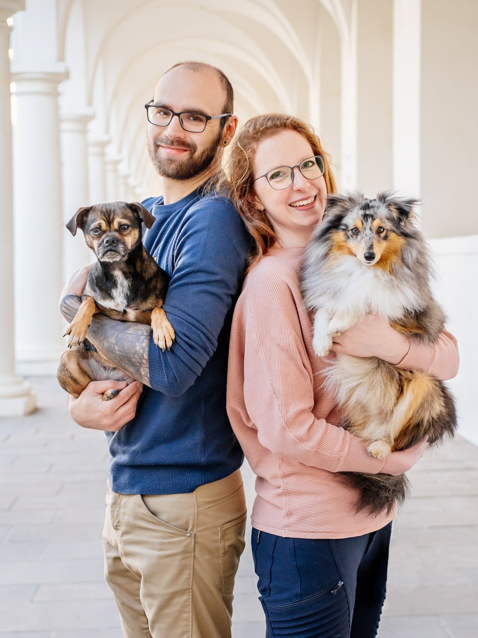 Rassmo Hündin und Sheltie Rüde auf dem Arm von Herrchen und Frauchen