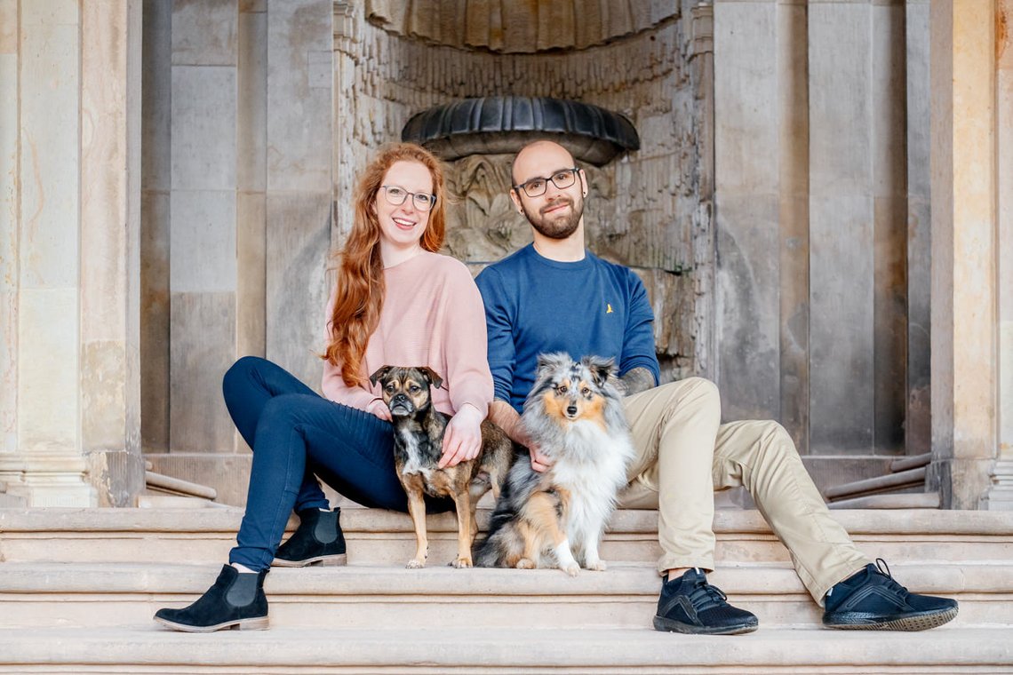 Frauchen und Herrchen mit ihren Hunden im Dresdner Zwinger
