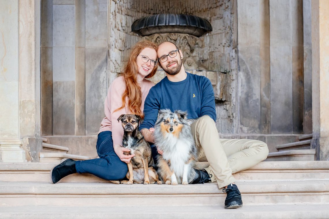 Frauchen und Herrchen mit ihren Hunden im Dresdner Zwinger