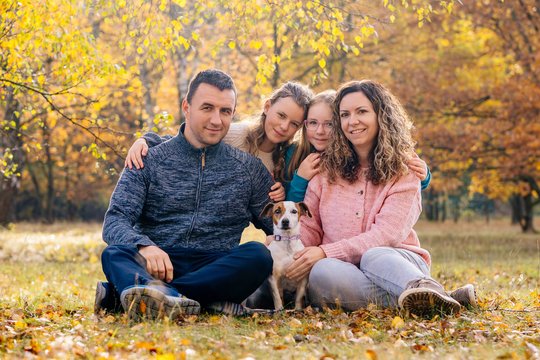 Jack Russel und Familie beim Herbst-Fotoshoot