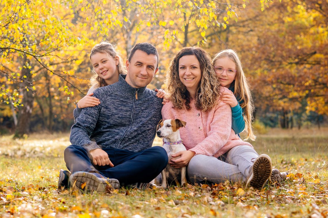Jack Russel und Familie beim Herbst-Fotoshoot