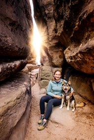 Huskymix und Frauchen in Lichtdurchfluteter Felsspalte