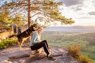 Huskymix steht auf den Schultern vom Frauchen