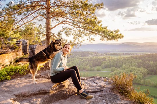 Huskymix steht auf den Schultern vom Frauchen