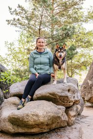 Huskymix und Frauchen auf Felsen