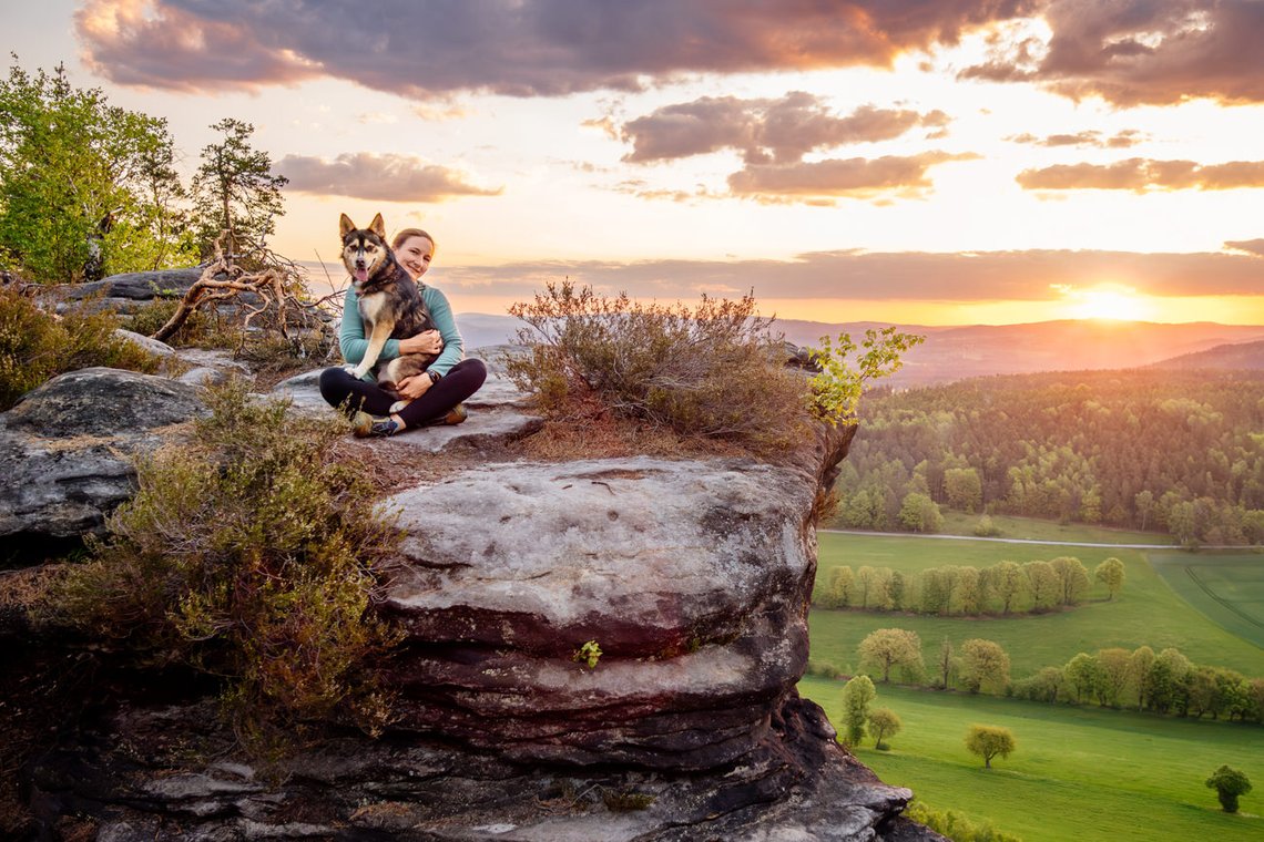 Mischlingshündin und Frauchen im Morgenlicht Sächsische Schweiz