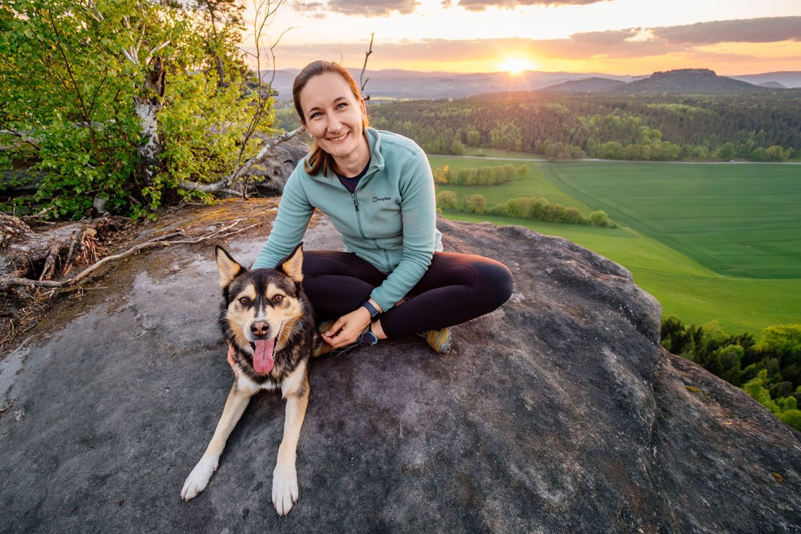 Husky Mischling und Frauchen im Morgengrauen der Sächsischen Schweiz