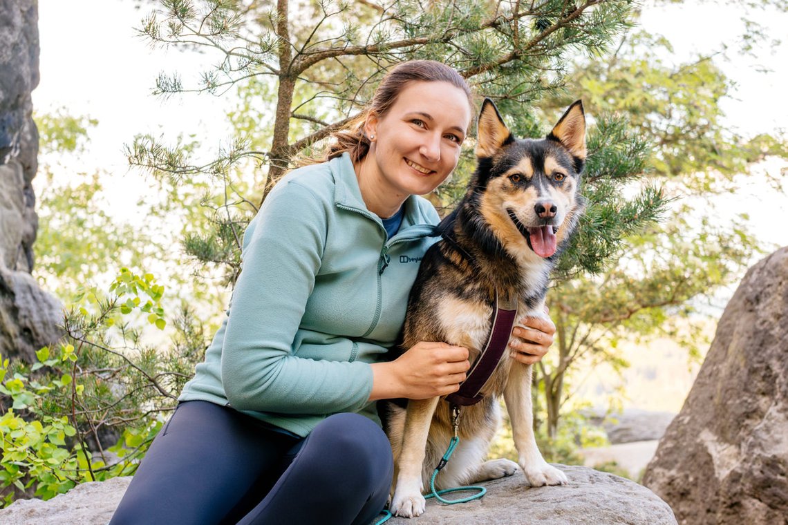 Huskymix und Frauchen auf Felsen