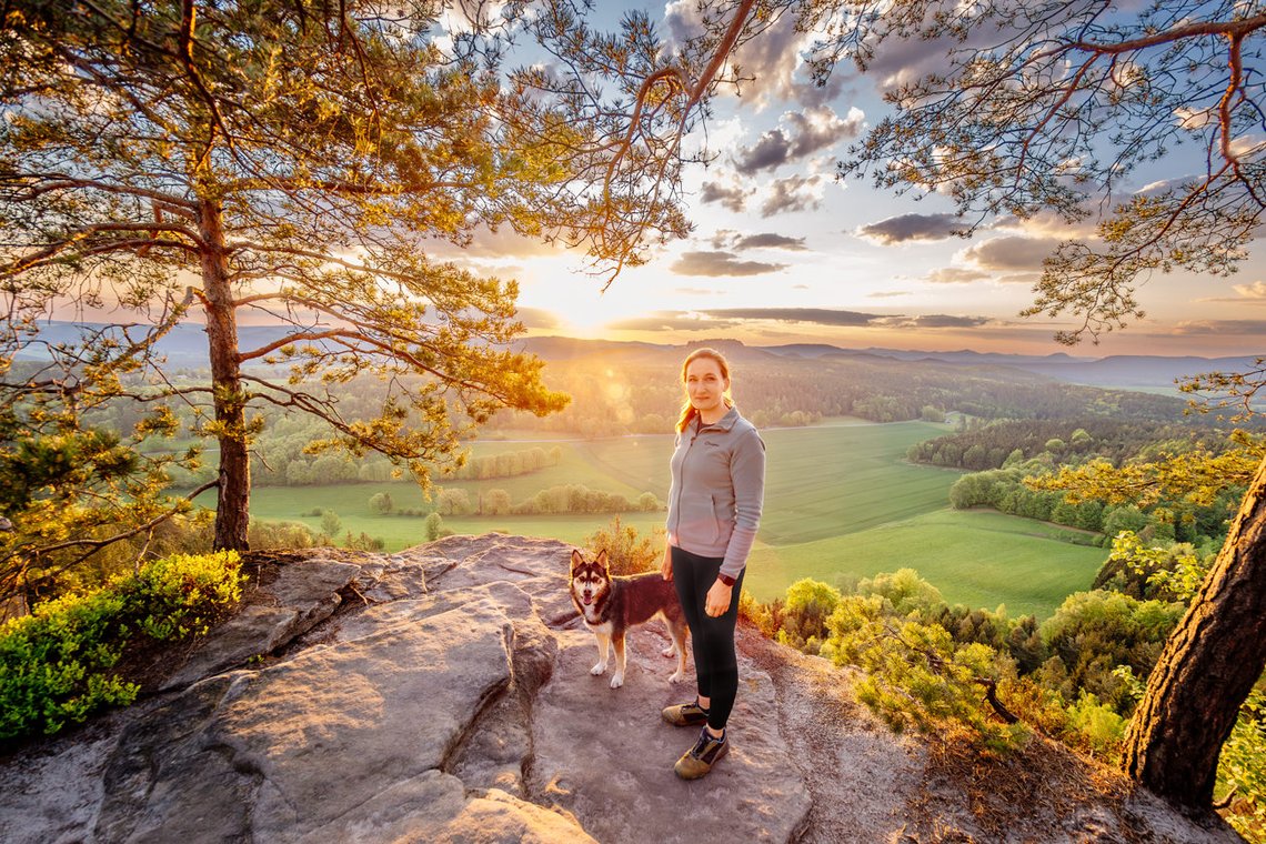 Hund und Frauchen mit epischen Sonnenaufgang Sächsische Schweiz
