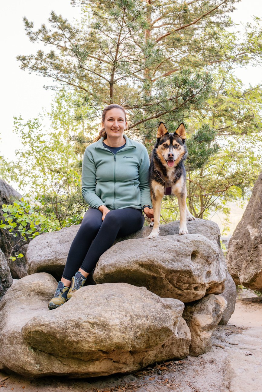 Huskymix und Frauchen auf Felsen