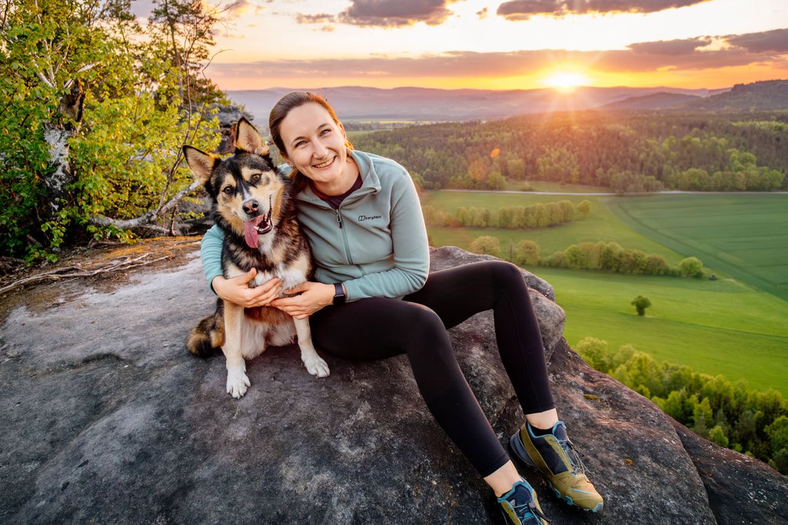 Mischlingshündin und Frauchen im Morgenlicht Sächsische Schweiz