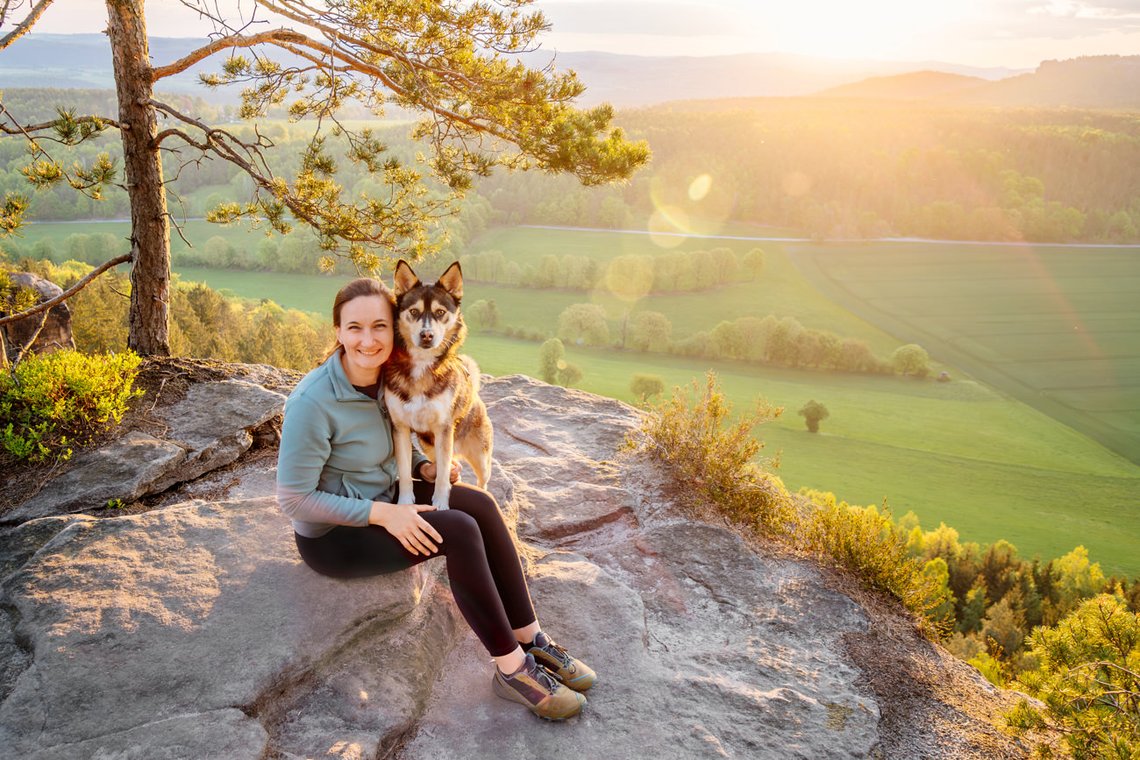 Hund und Frauchen auf Gipfel im Sonnenaufgang Sächsische Schweiz