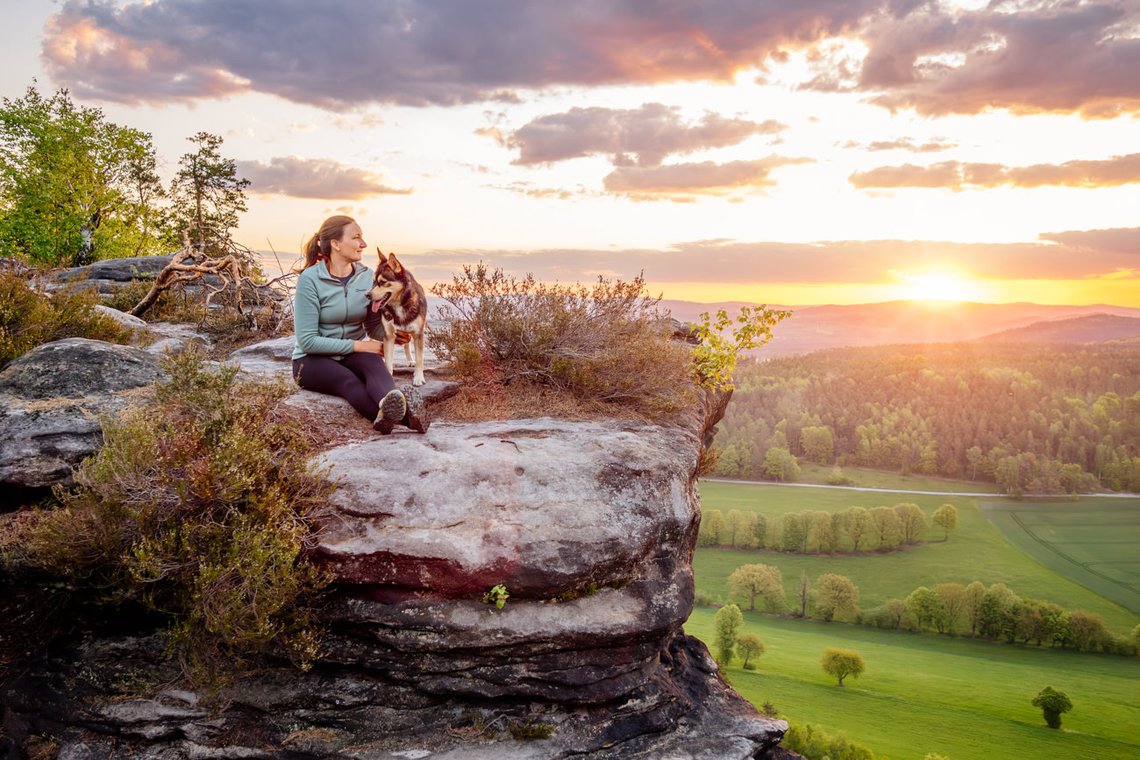 Mischlingshündin und Frauchen im Morgenlicht Sächsische Schweiz