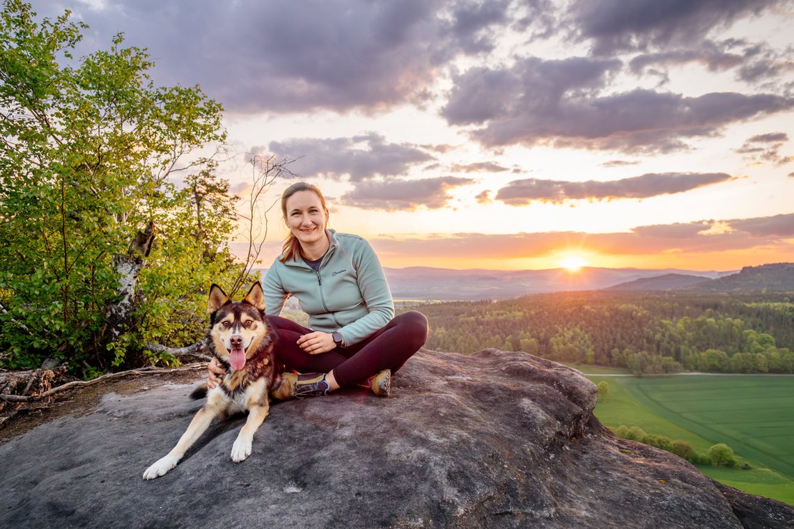 Mischlingshündin und Frauchen im Morgenlicht Sächsische Schweiz