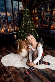 Australian Shepherd mit Frauchen in festlicher Weihnachtsfoto Kulisse
