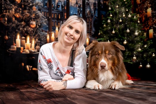 Australian Shepherd mit Frauchen in festlicher Weihnachtsfoto Kulisse