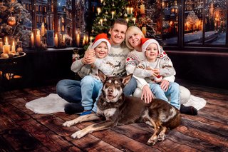 Working Kelpie mit Familie in gemütlicher Weihnachtskulisse bei Hundefotoshooting